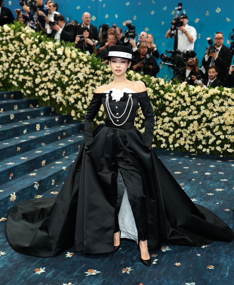 Jennie tranng phục đẹp nhất met Gala 2025
