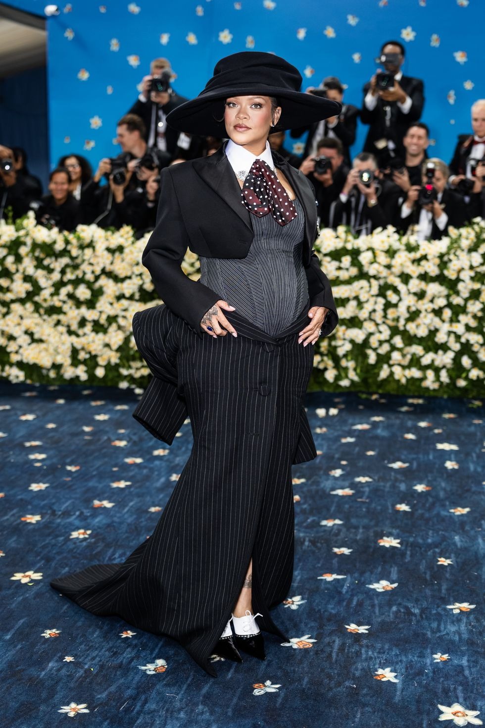 Rihanna tranng phục đẹp nhất met Gala 2025