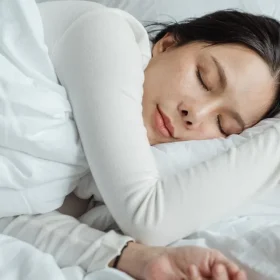 mặc áo ngực đi ngủ có tốt không