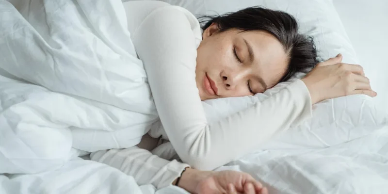 mặc áo ngực đi ngủ có tốt không