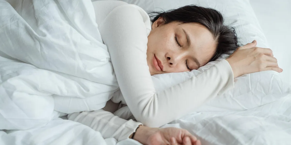 mặc áo ngực đi ngủ có tốt không